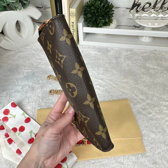 Louis Vuitton bucket bag Pouch PM or crossbody bag with chain & bag charm. - Picture 6 of 16